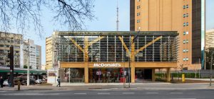 Foto do McDonald's Paraíso, um prédio construído em mass timber.