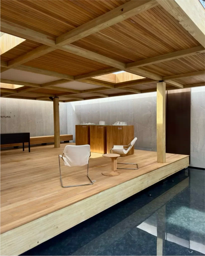 Estrutura em MLC (Madeira Laminada Colada) do Espaço Laguna na CASACOR fornecida pela Urbem