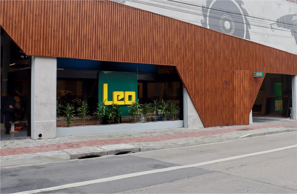 Fachada da Leo Madeiras Paes Leme com estrutura em madeira engenheirada Urbem