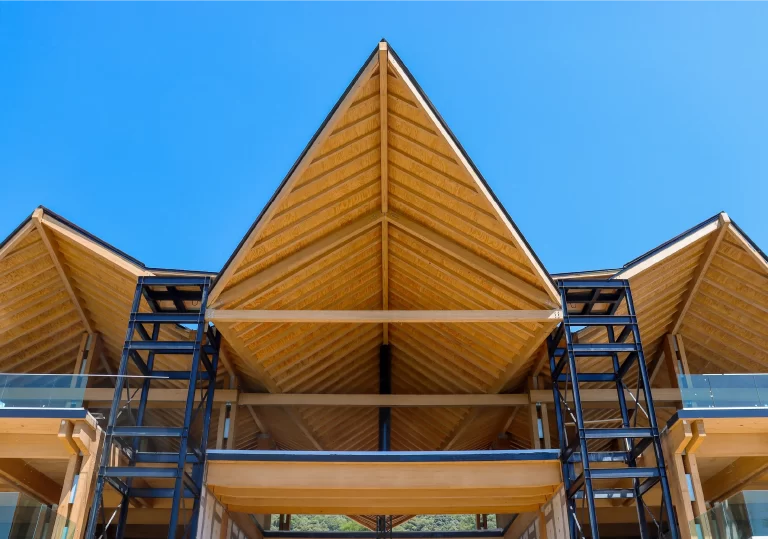 Detalhe estrutural de vigas em GLULAM (Madeira Laminada Colada) no Open Mall Praça Pitiguari.
