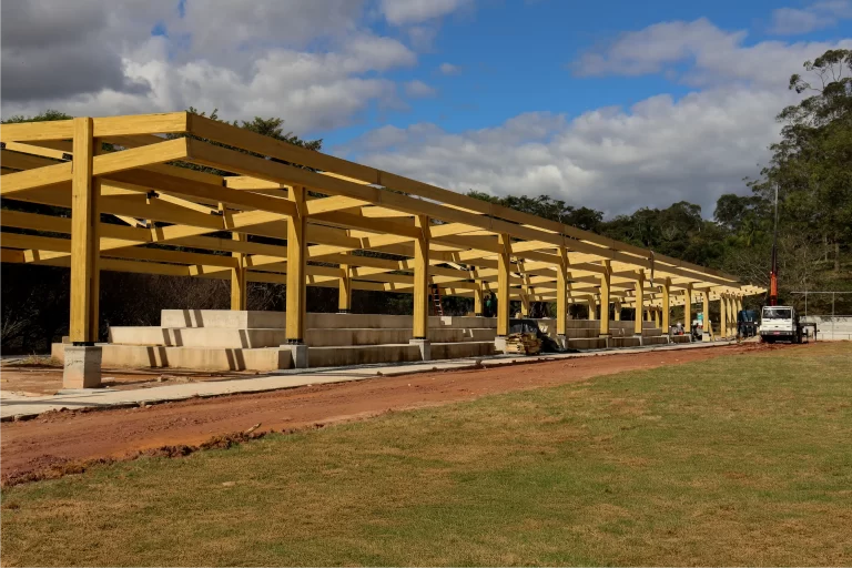 Detalhe estrutural em MLC (Madeira Laminada Colada) no Parque do Carmo evidenciando design contemporâneo.