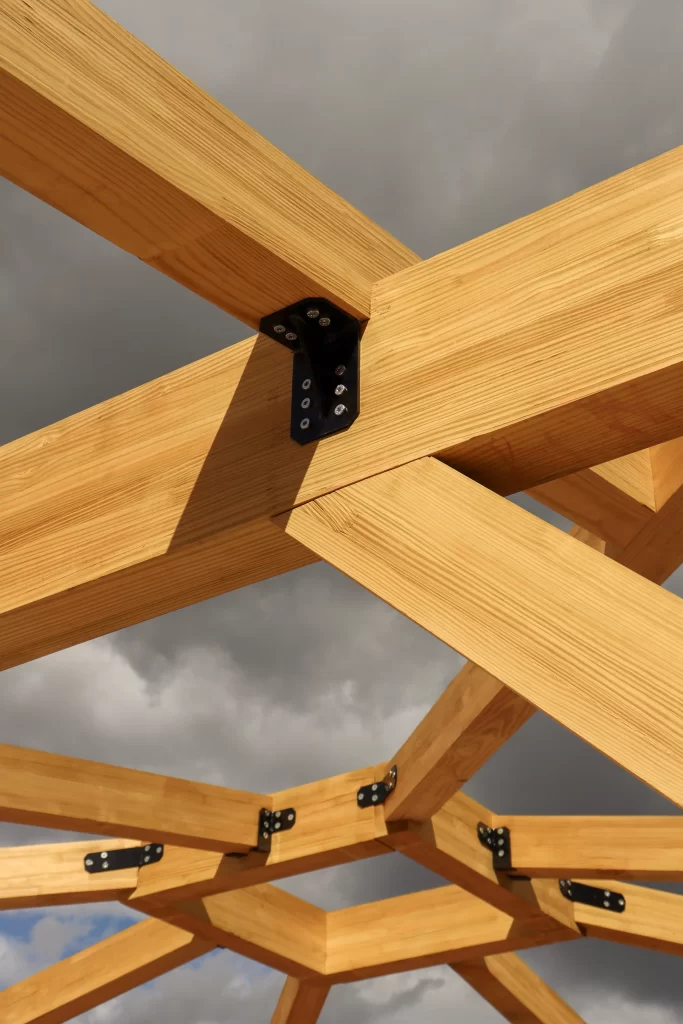 Estrutura de madeira engenheirada Glulam com conexões metálicas em obra